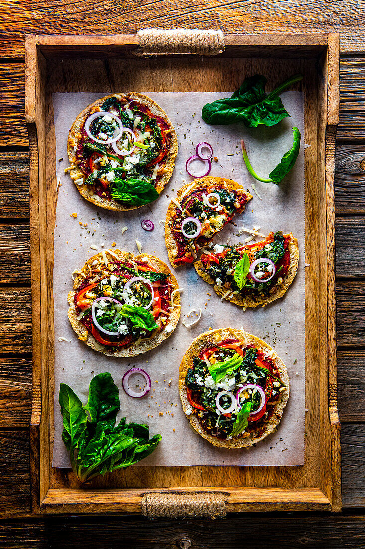 Mini Spinat-Feta-Pizzen mit Paprika und Salat