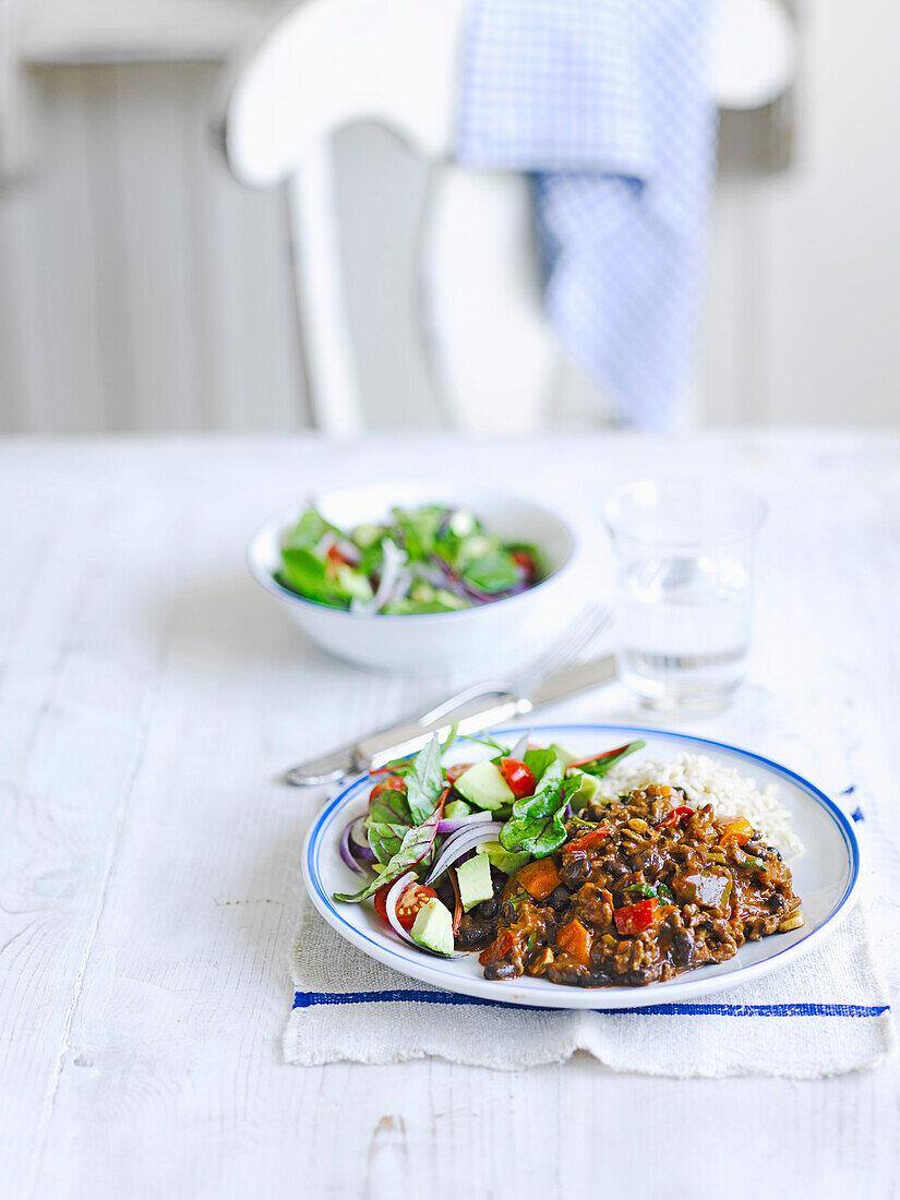 Chili Beef mit schwarzen Bohnen und Avocadosalat