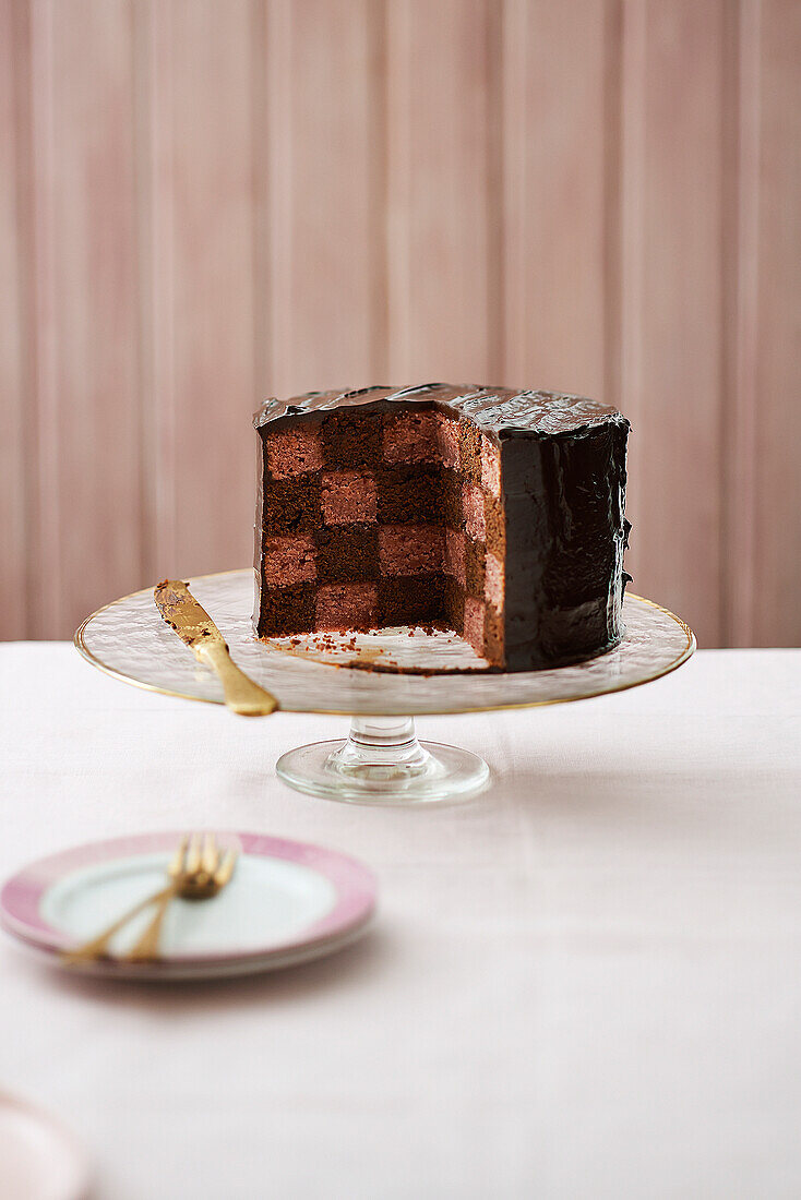 Battenberg-Torte mit Schokolade und Himbeeren
