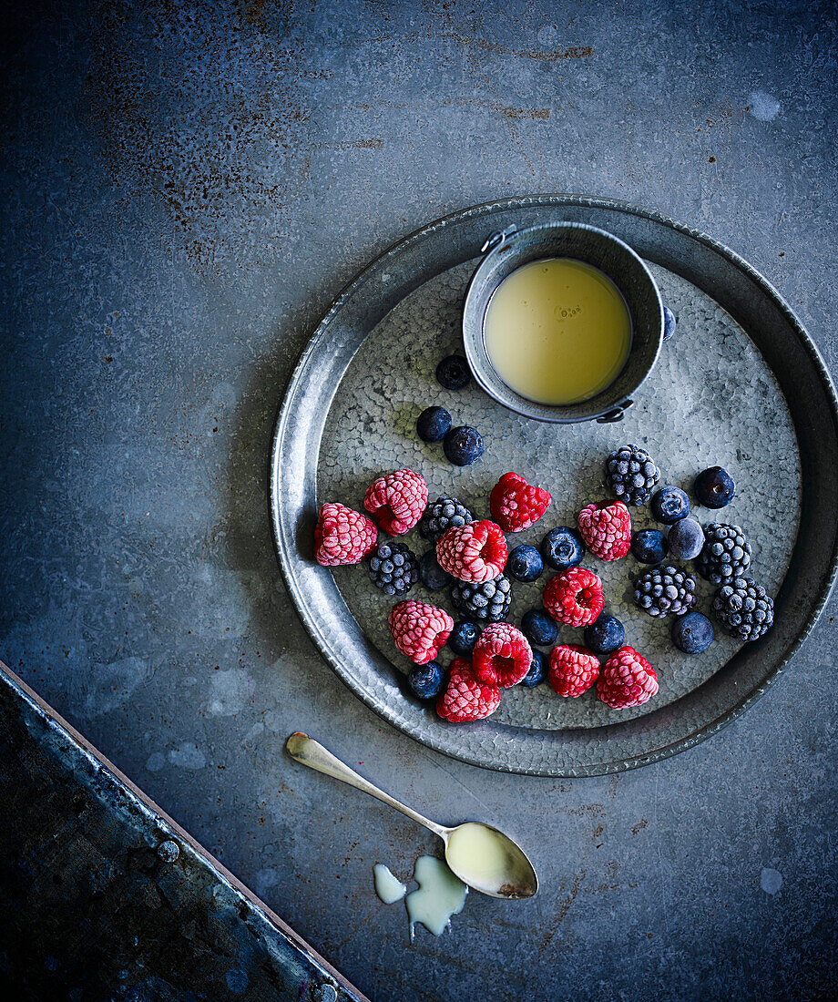 Gefrorene Beeren mit heißer weißer Schokoladensauce