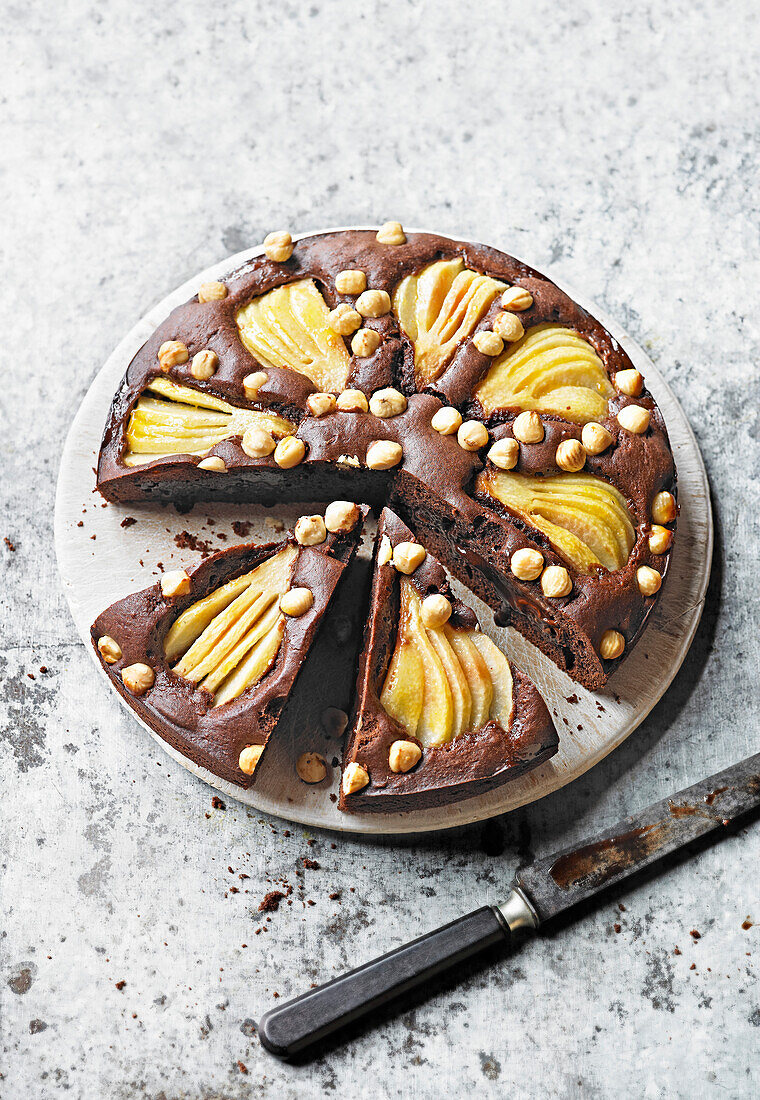 Schokoladenkuchen mit Birnen, Haselnüssen und Nussnougatcreme
