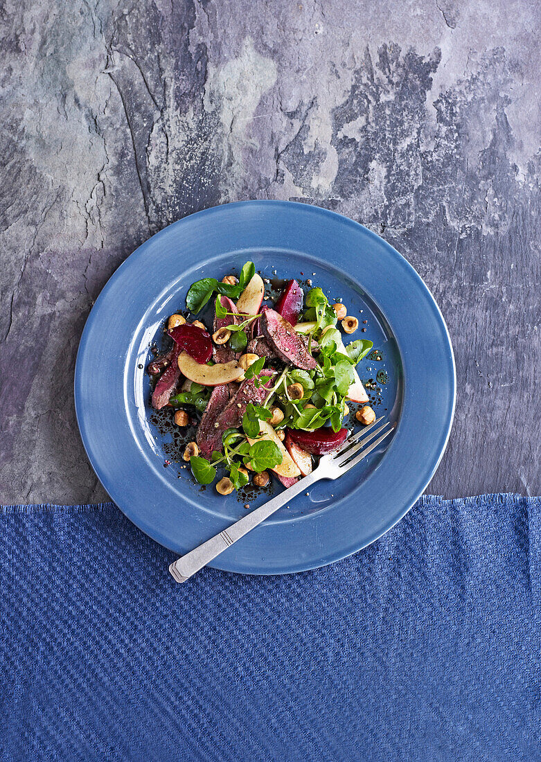 Rote-Bete-Salat mit Taubenfleisch und Haselnüssen
