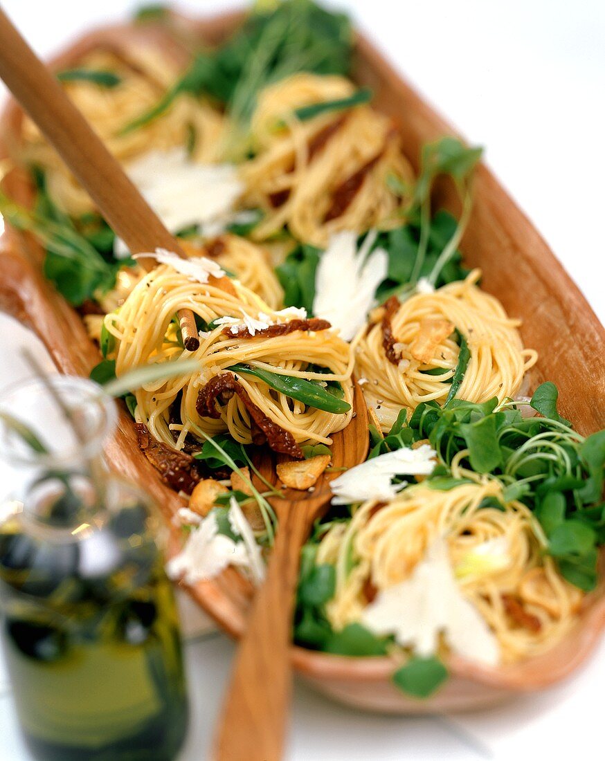 Spaghetti with dried tomatoes, garlic and purslane