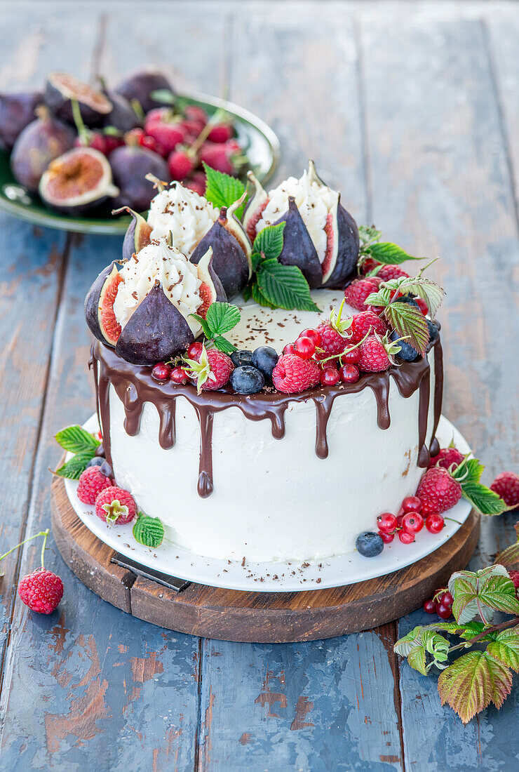 Buttercream cake with figs and berries