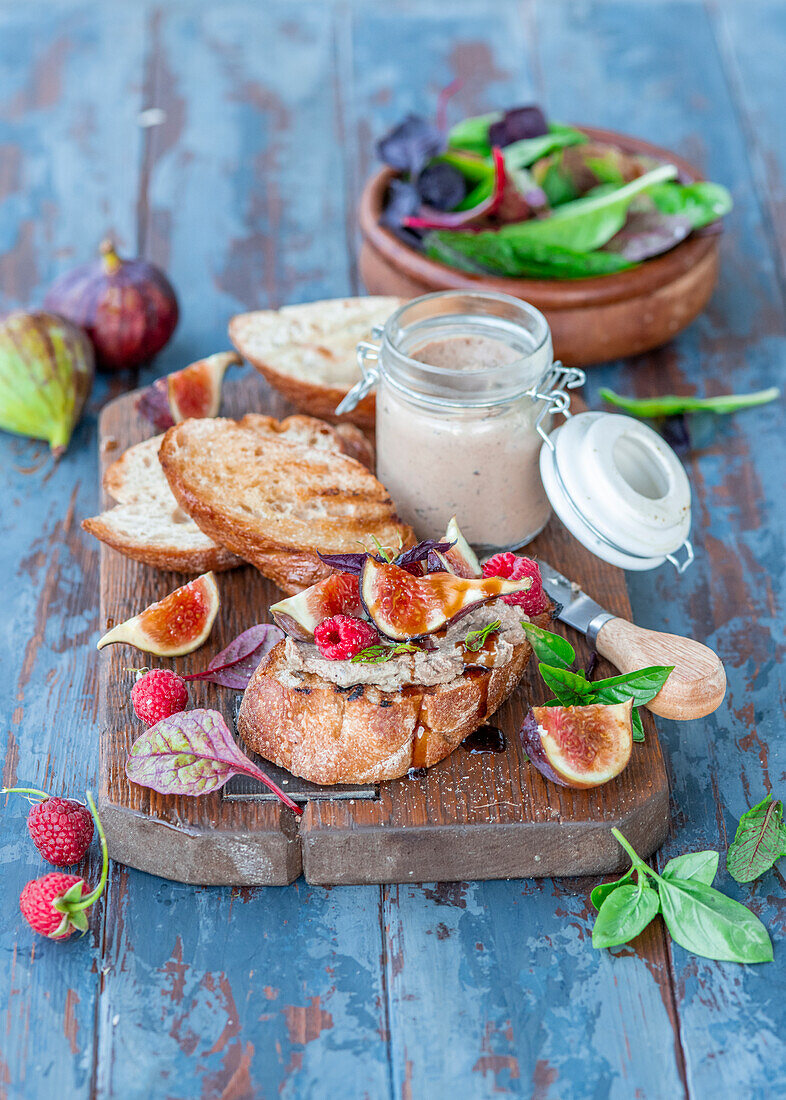 Röstbrote mit Hühnerleberpastete und Feigen