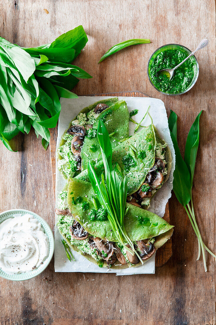 Wild garlic crepes with champinions