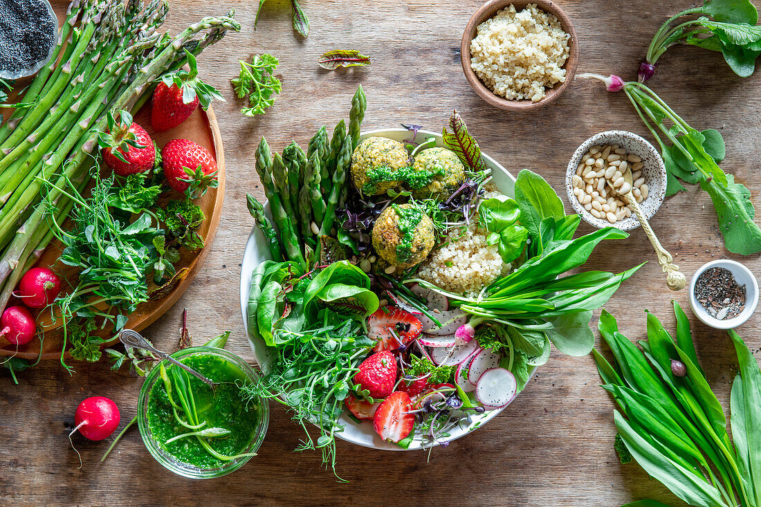 Salad Bowl mit Bärlauch-Falafel