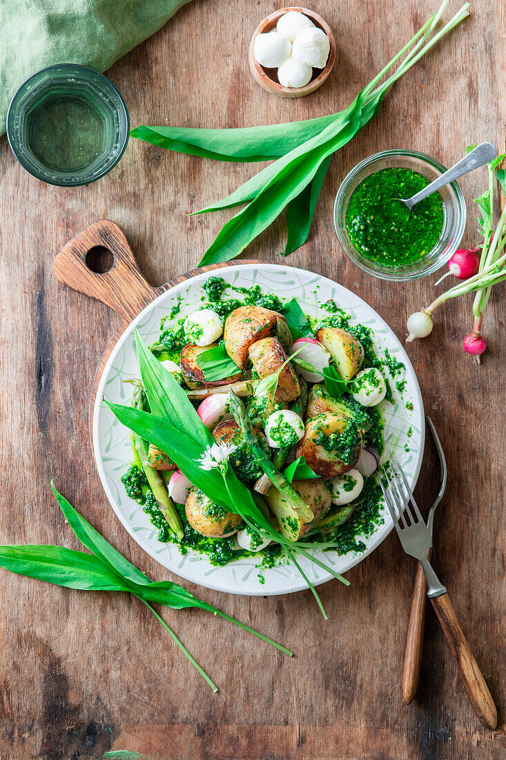 Potato salad with asparagus, radish and wild garlic pesto