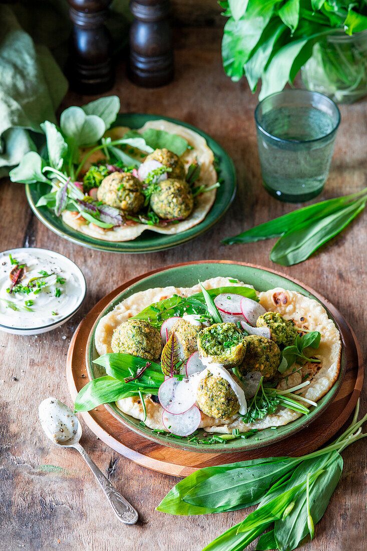 Bärlauch-Falafel auf Fladenbrot