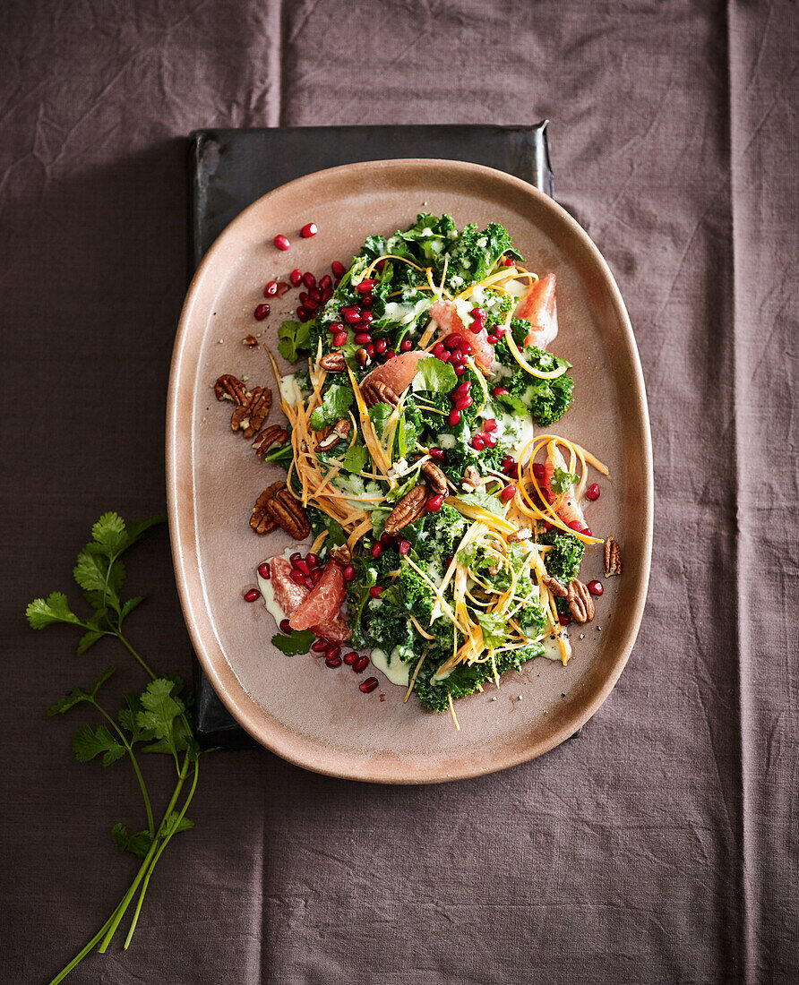 Grünkohlsalat mit Grapefruit und Granatapfelkernen