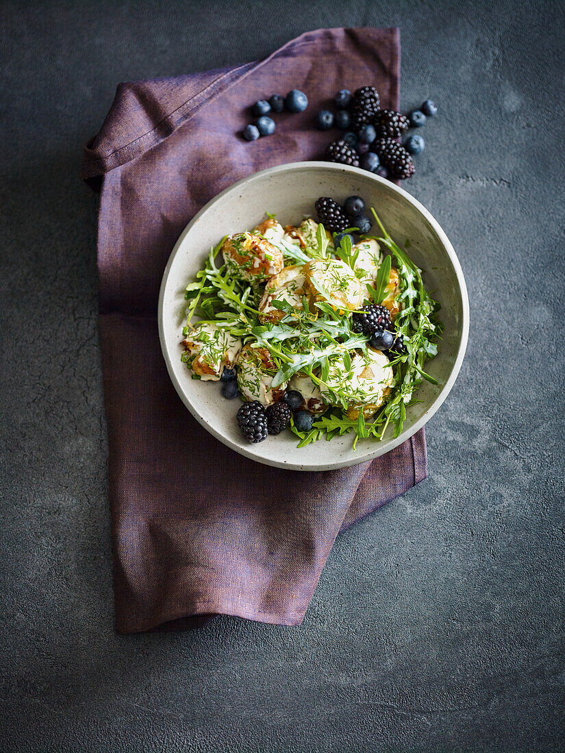 Sommerlicher Rucola-Kartoffel-Salat mit Beeren