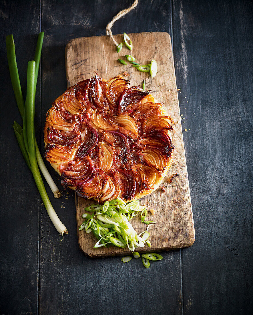 Tarte Tatin mit bunten Zwiebeln