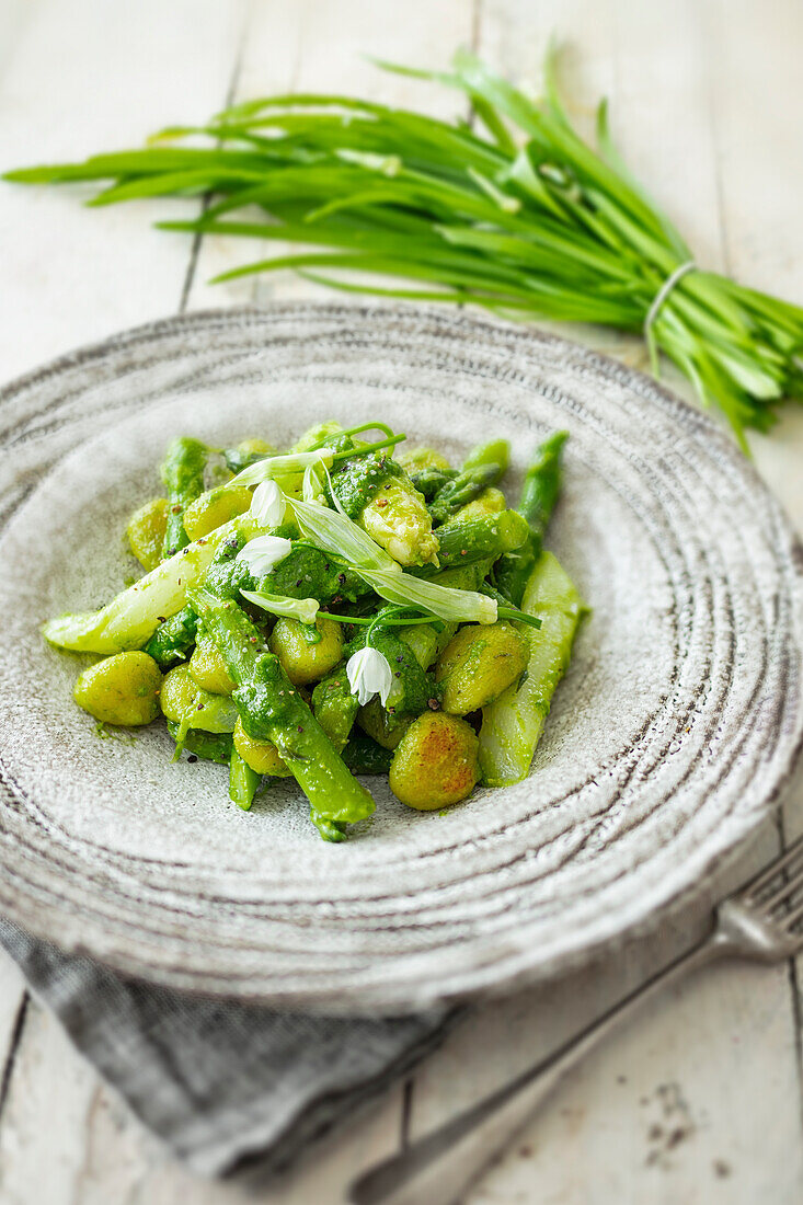 Gnocchi with asparagus and few-flowered leek