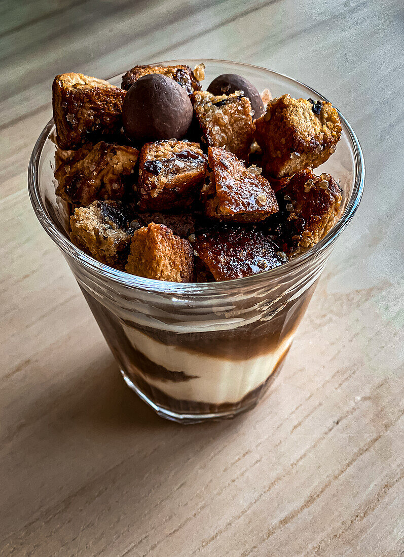 Affogato garniert mit Hot Cross Bun Croutons und Mini-Ostereiern