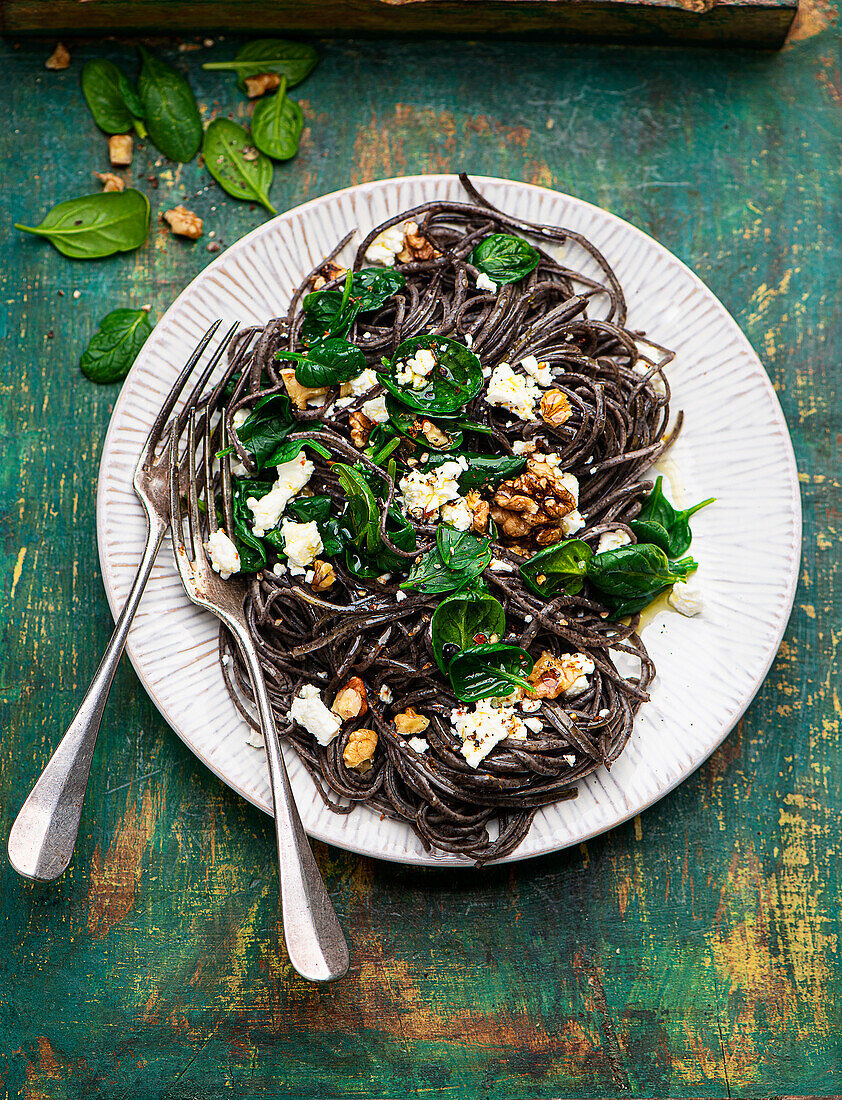 Schwarze-Bohnen-Spaghetti mit Spinat und Feta