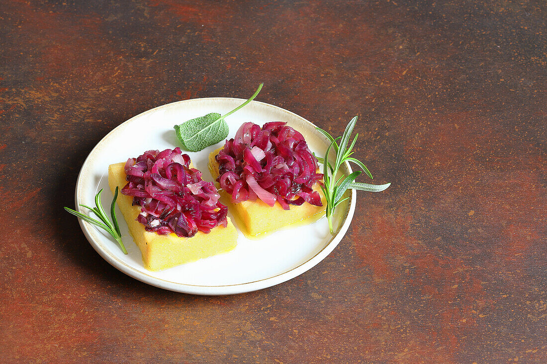 Polenta-Crostoni mit süß gepickelten roten Zwiebeln