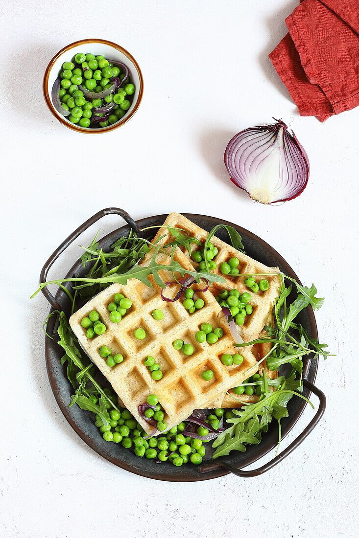 Salbeiwaffeln mit Erbsen und Rucola