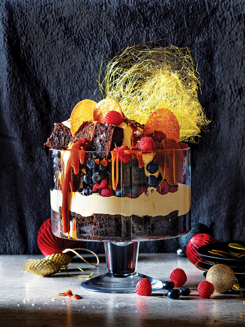 Chocolate-Brownie-Trifle mit Beeren und Salted Caramel