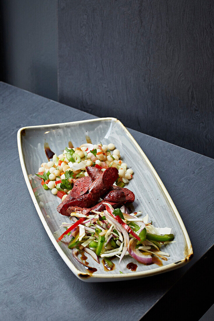 Türkische Wurst mit Gemüsesalat und Perlcouscous-Salat