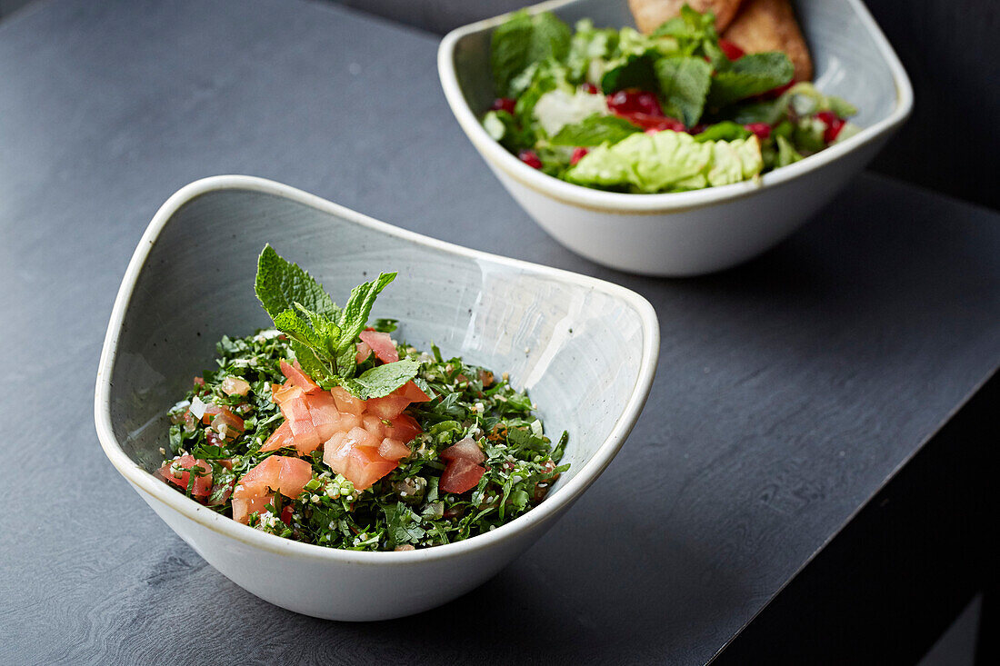 Gehackter Kräutesalat mit Tomaten