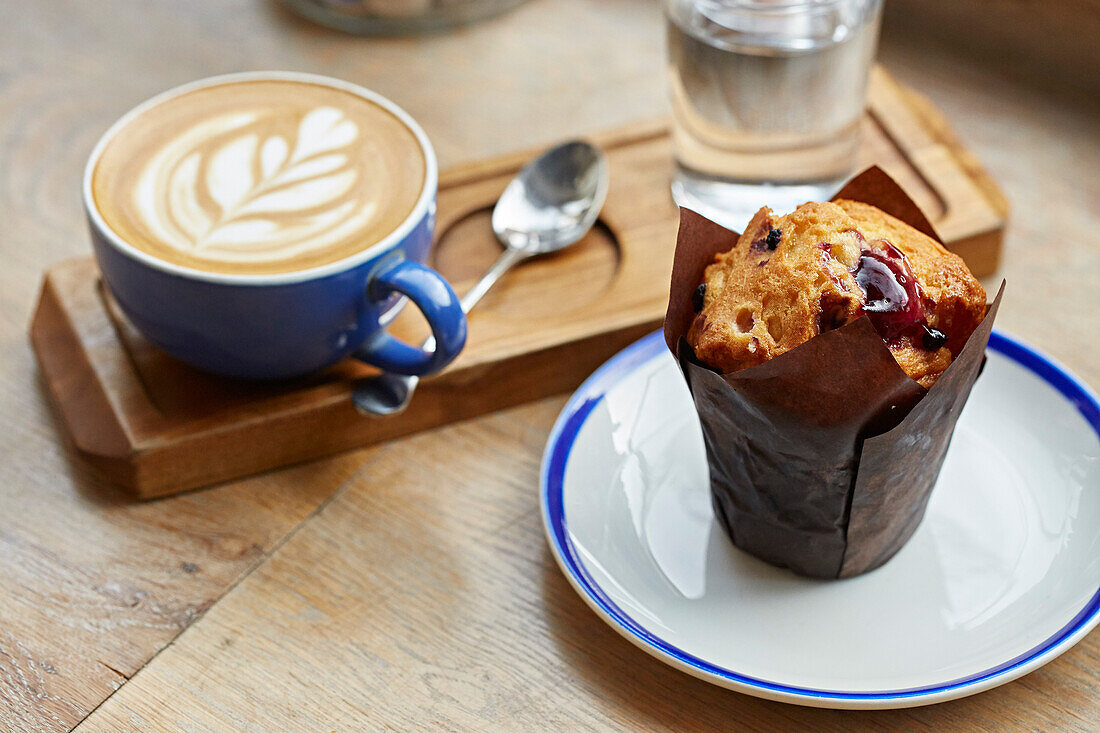 Blaubeermuffin serviert mit einem Kaffee