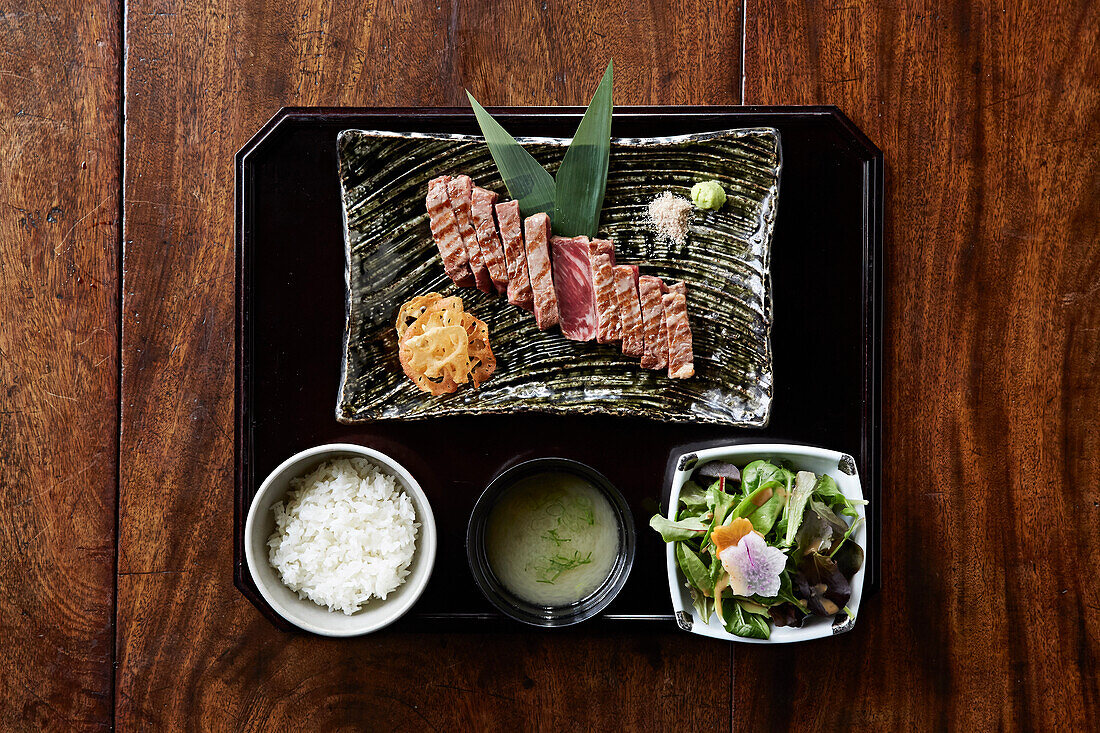 Japanisches Wagyu-Rindfleisch mit Reis, Salat und Misosuppe