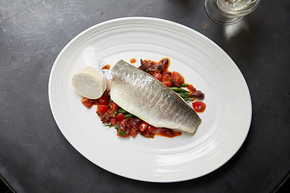 Gebackener Wolfsbarsch mit Tomaten, Oliven und grünen Bohnen