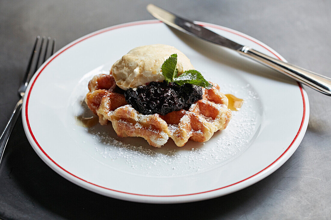 Waffel mit Johannisbeermarmelade und Vanilleeis