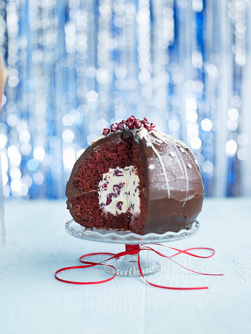 Red Velvet Bombe mit Orange, Cranberries und Schokoladenglasur