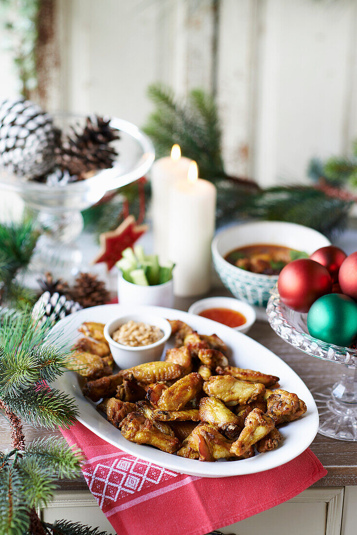 Würzige Satay-Flügel mit Erdnusssauce