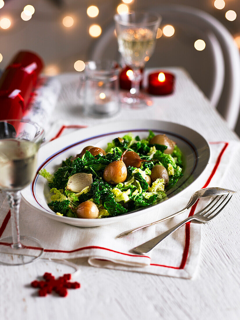 Wirsingkohl mit Schalotten und Fenchelsamen als weihnachtliche Beilage