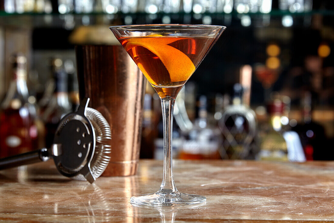 Manhattan-Cocktail auf Bartheke