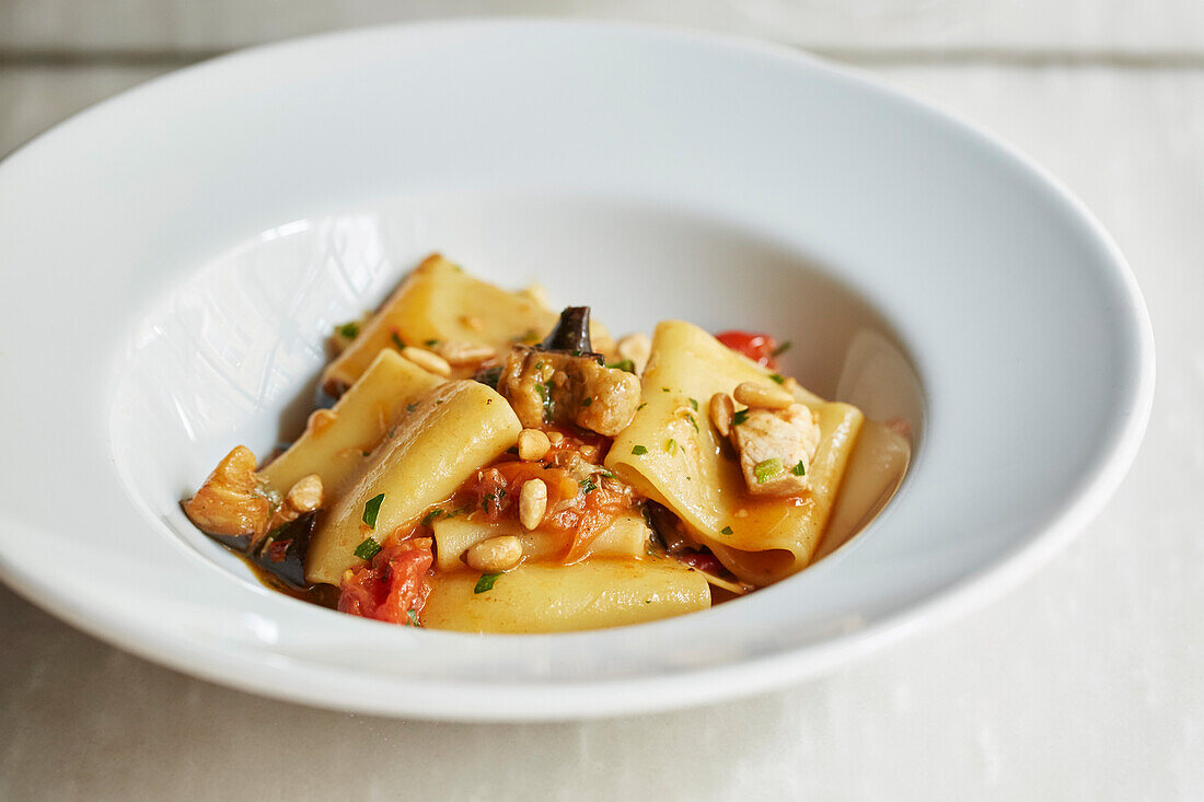 Paccheri-Nudeln mit Gemüse und Pinienkernen