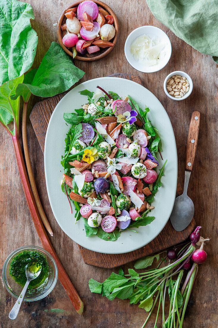 Salat mit geröstetem Rhabarber, Radieschen, Mozzarella und essbaren Blüten