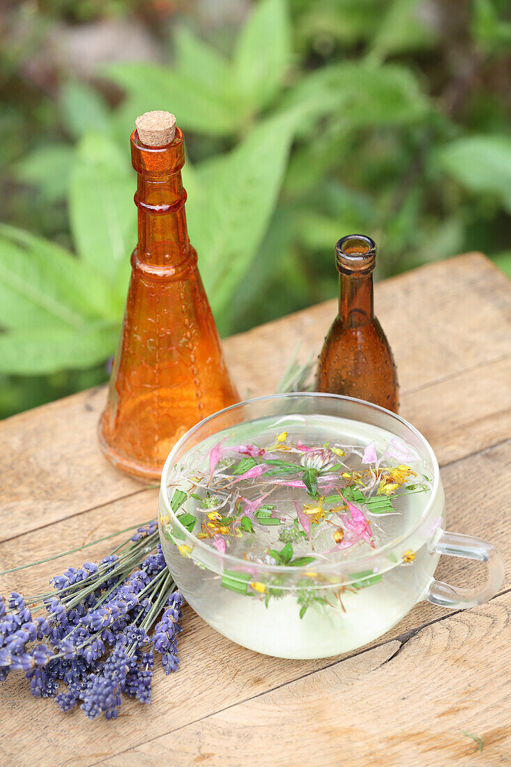 Lundi-Tee aus frischen Kräutern und Blüten