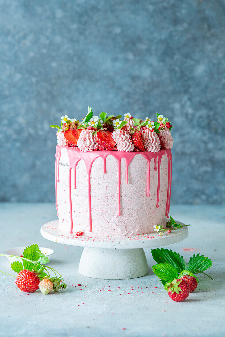 Erdbeer-Dripping Cake
