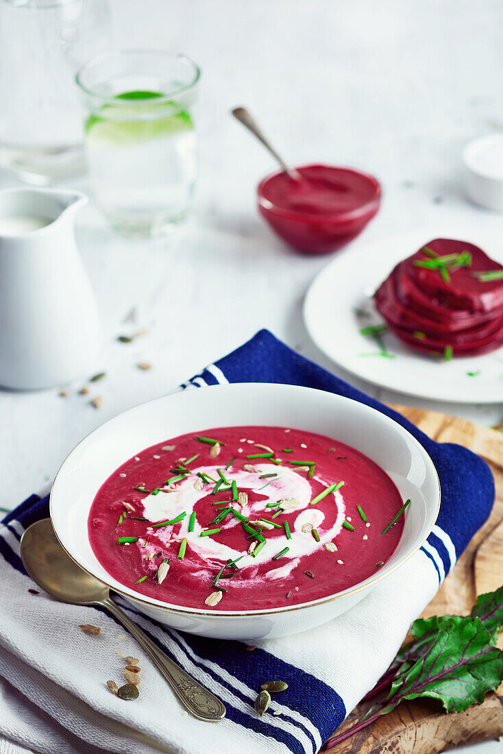 Rote-Bete-Suppe mit Schnittlauch, Kürbiskernen, Sesam und Sahne