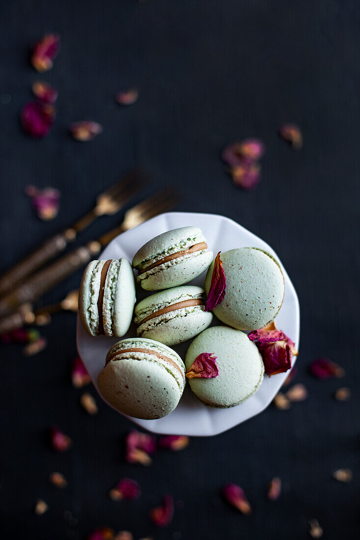 Monoportion macarons with dried rose petals