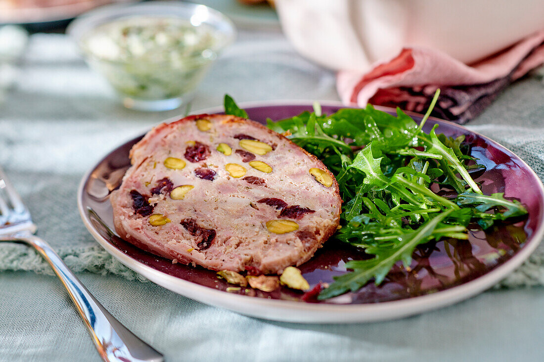 Hähnchenterrine mit Pistazien und Cranberries