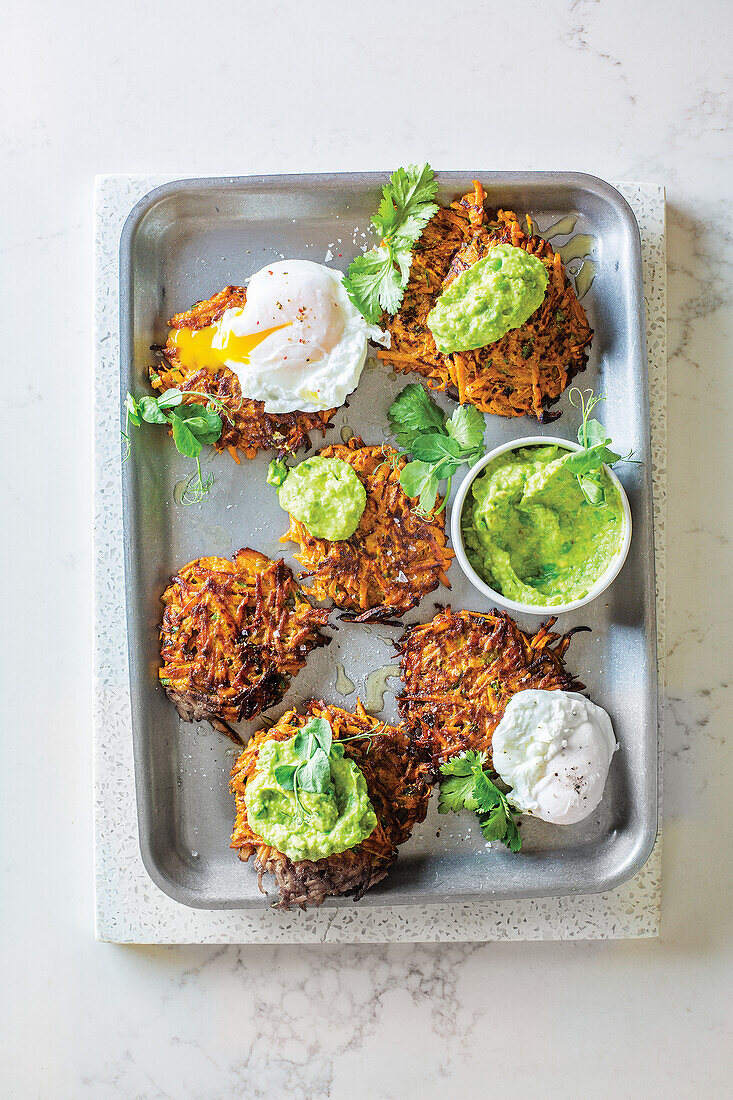 Karottenröstis mit Avocado-Erbsen-Smash und pochierten Eiern