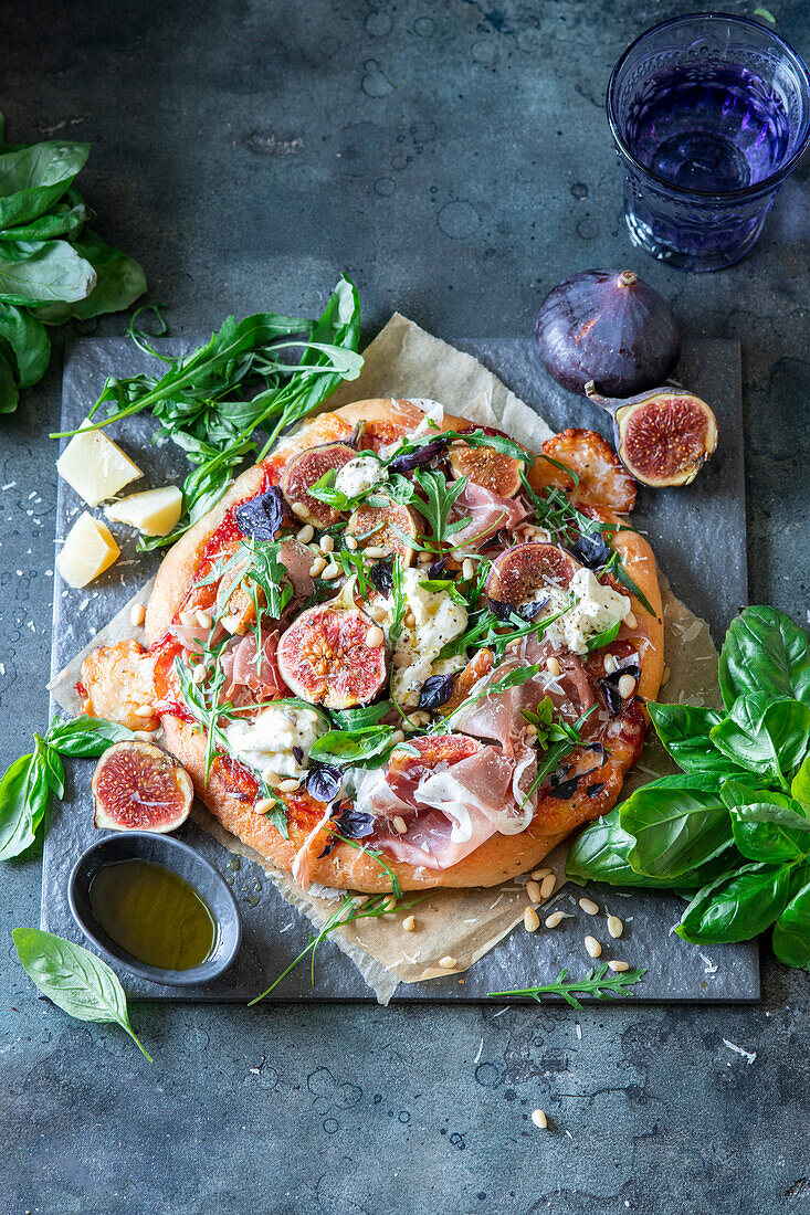 Pizza mit Feigen und Schinken