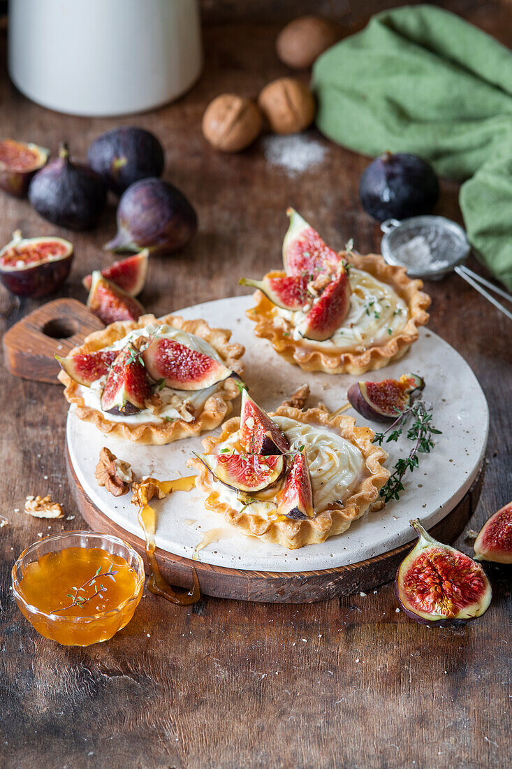 Fig tarts with cream and honey