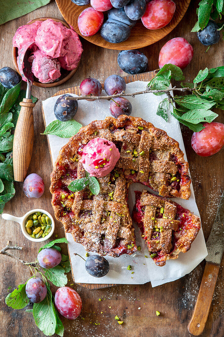 Pflaumenkuchen mit Pistazien serviert mit Eiscreme