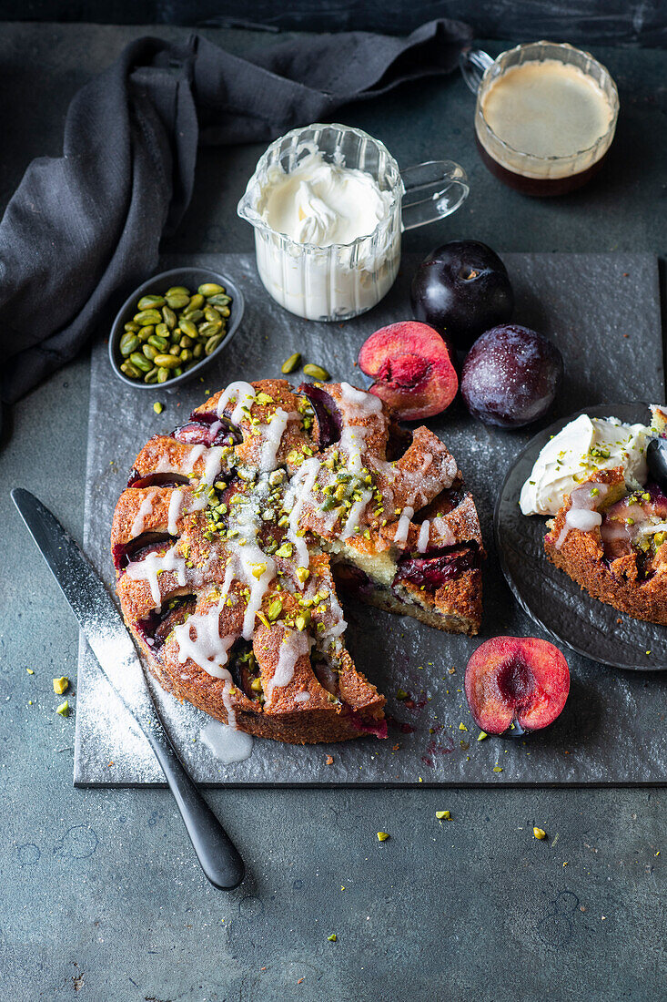 Pflaumenkuchen mit Pistazien