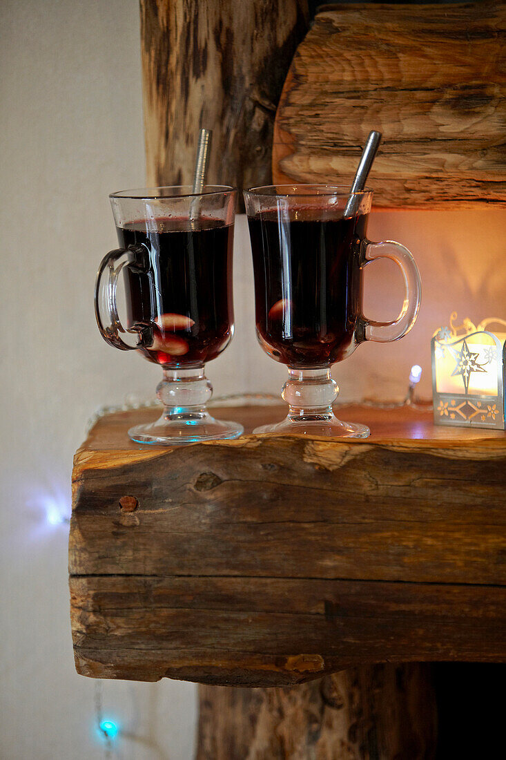 Zwei Glogg (norwegischer Glühwein) auf rustikaler Holzbank