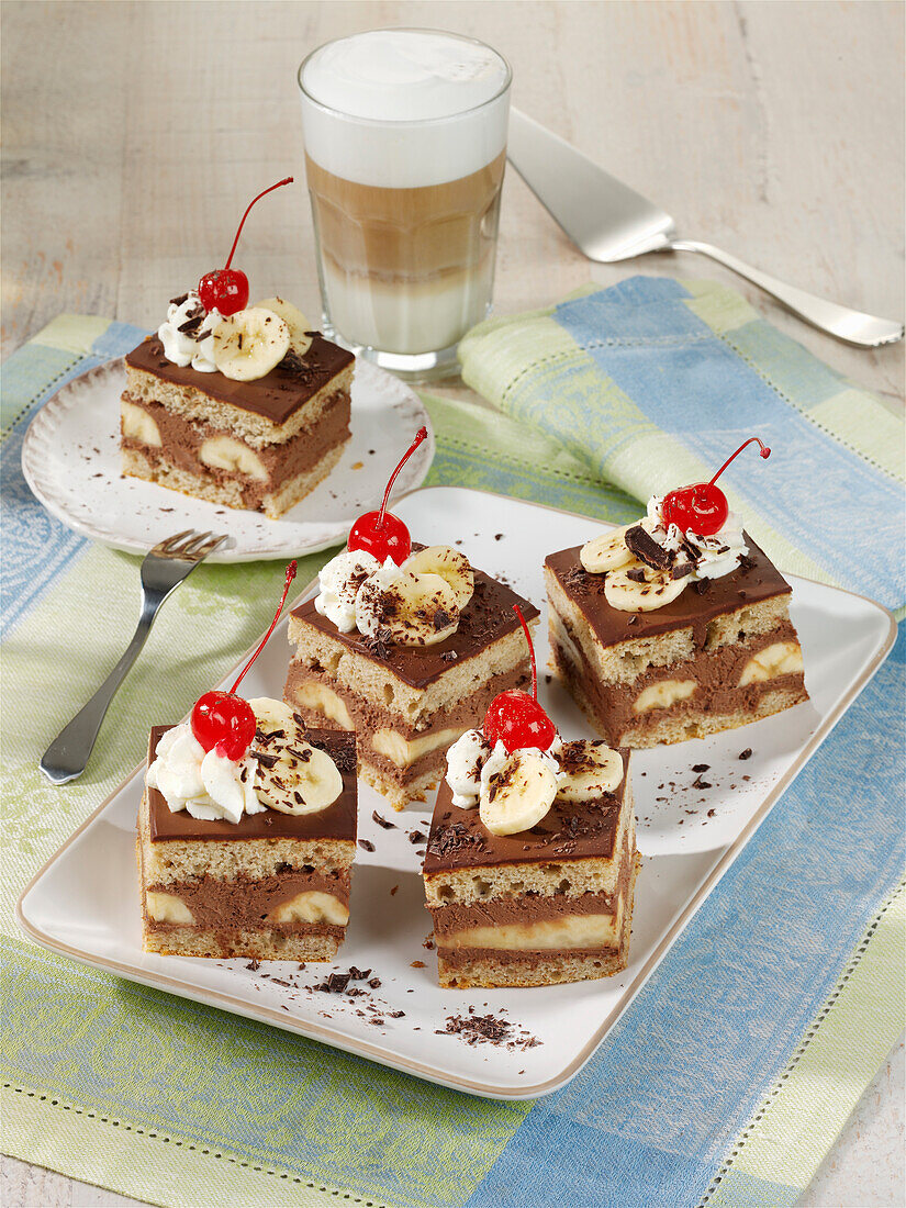 Banana split tray bake cake