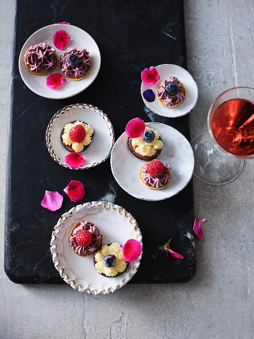 Mini pancakes as petit fours with butter cream and berries