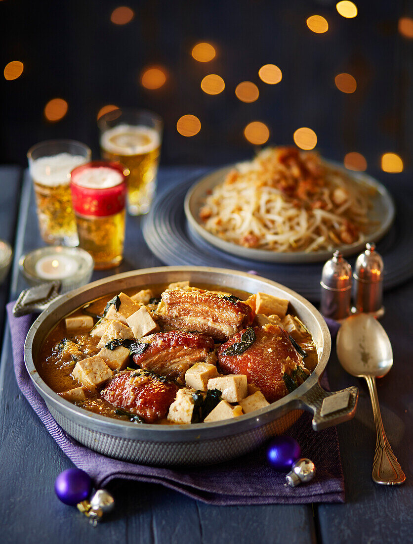 Geschmorter Schweinebauch mit Thai-Basilikum und Tofu zu Weihnachten