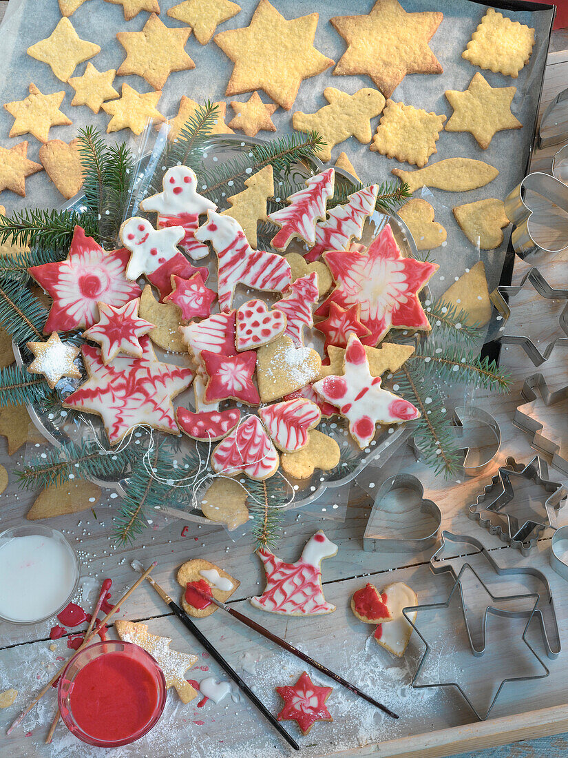 Weihnachtsplätzchen, dekoriert mit roter und weisser Zuckerglasur