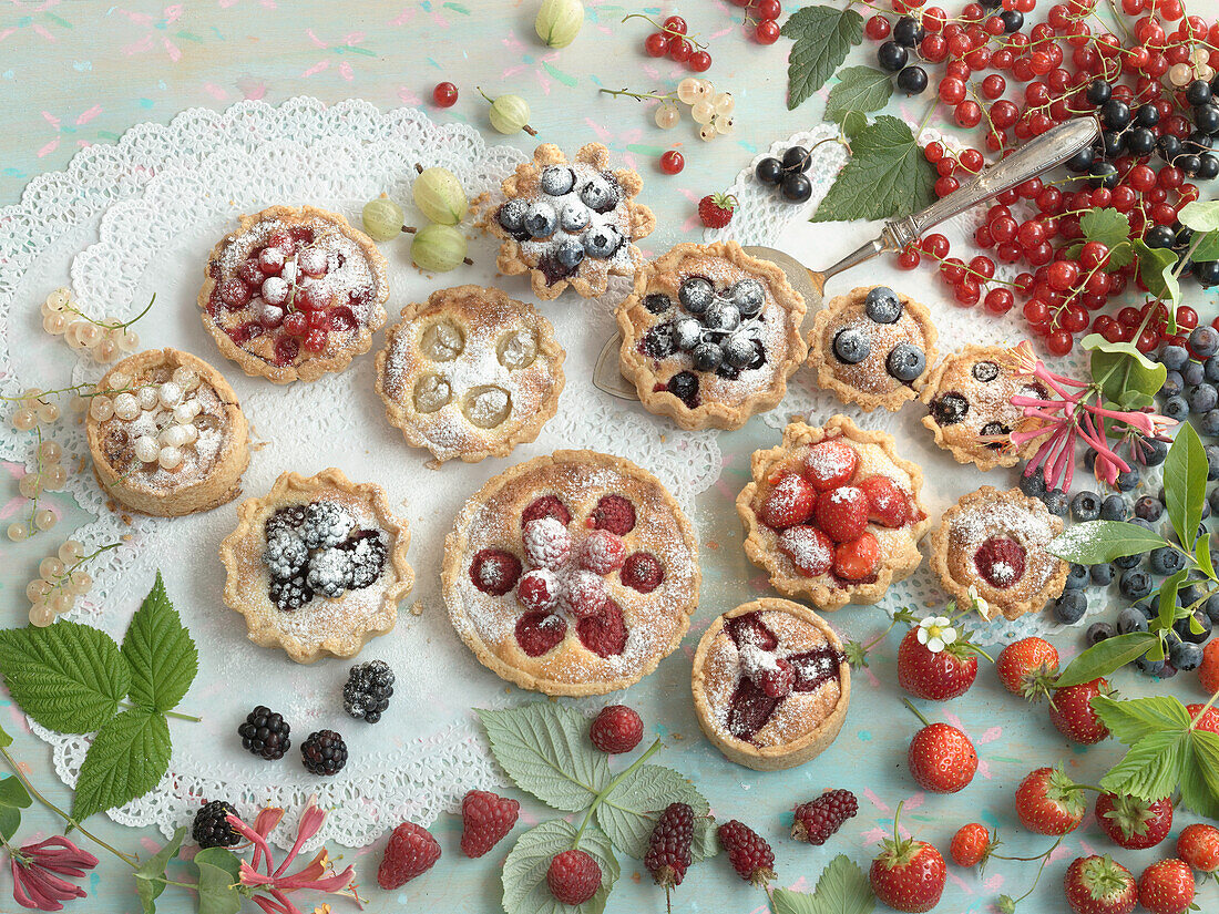 Almond cream tartlets with berries